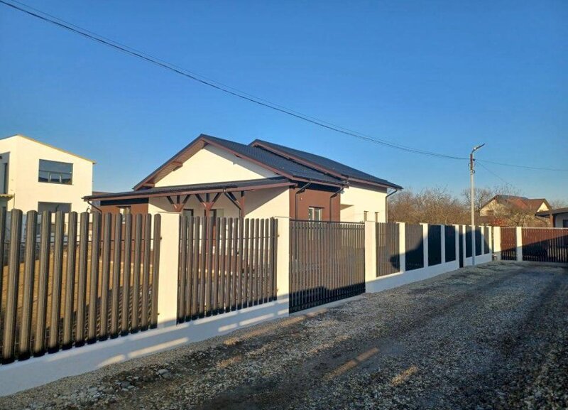 Sabareni, casa noua tip parter, cu pod mansardabil